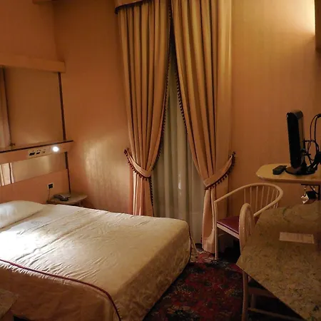 מלון Roma 4*